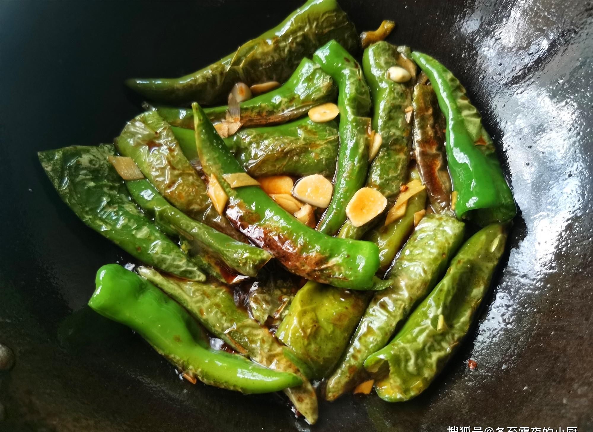 家常油焖尖椒的做法，不用过油，香辣入味，开胃下饭，比炒的好吃