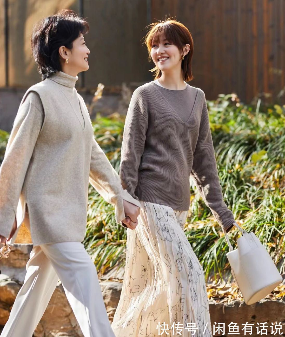 姐妹 现在50、60岁的阿姨真厉害,身材纤细穿搭时髦,硬把女儿熬成姐妹