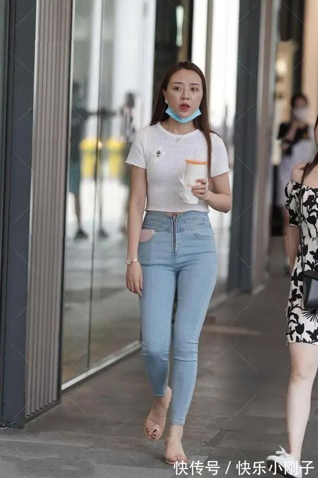 九分裤 休闲牛仔裤穿搭,靓丽的姿态漫步在都市的街头,看上去大方又自信