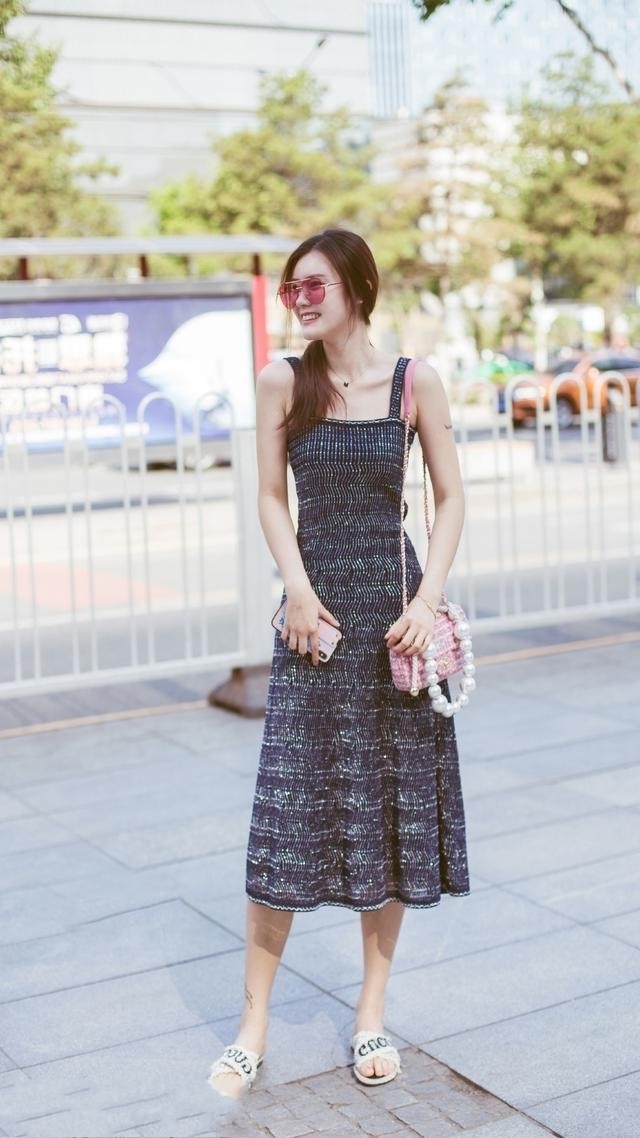 路人街拍,美女穿黄色一字带细跟凉鞋,很精致很唯美