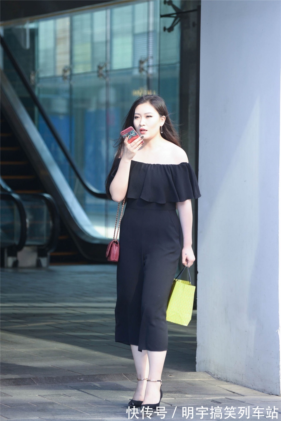 休闲衣 白色的休闲衣搭配短裙,普通但是不失时尚感,展现精致优雅的气质