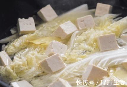 豆腐块儿|白菜炖豆腐,不要直接下锅炖!学会一招,汤汁香浓,嫩滑好吃