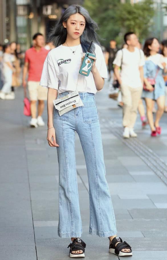 搭配|街拍小姐姐白色短袖搭配牛仔半裙,简约大方很显青春活力的气息