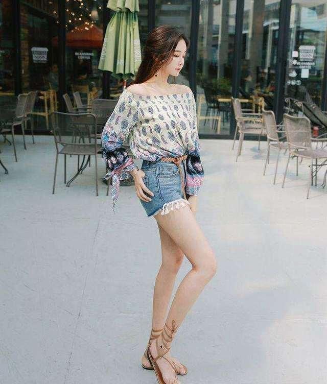 街拍美女穿紧身牛仔裤逛街,完美的身材曲线,回头率十足