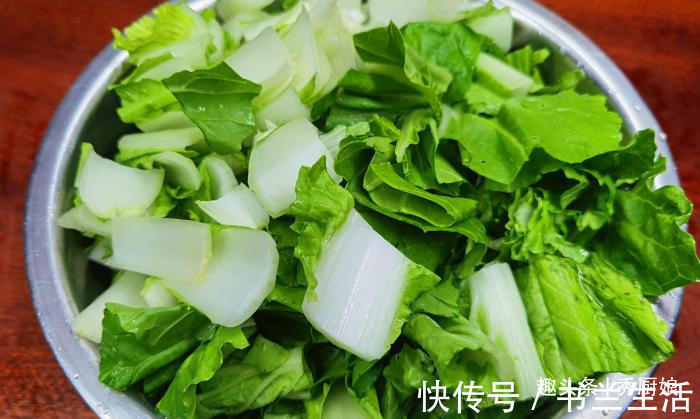 秋天|秋天，宁可不吃肉，此碱性蔬菜要多吃，钙含量极高，炖豆腐超级香