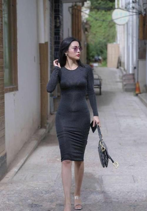 高跟鞋 美女脚上搭配上一双尖头的高跟鞋，展示出一种幸福的姿态