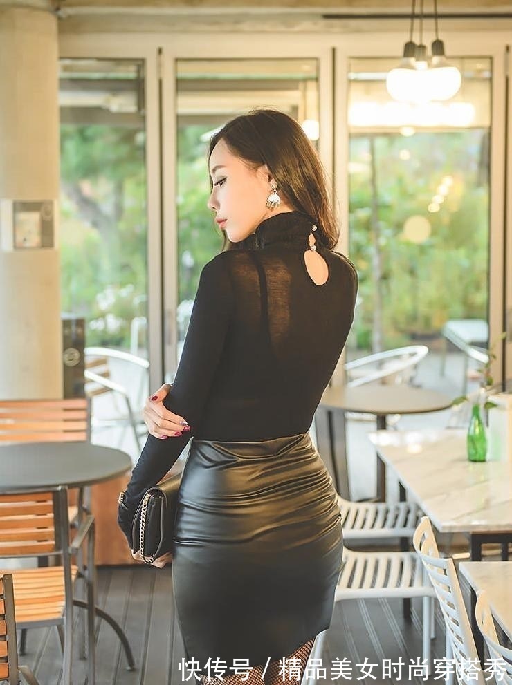 黑高跟鞋 又到了可以穿皮裙的季节了,脚上搭配一双黑高跟鞋,知性又优雅