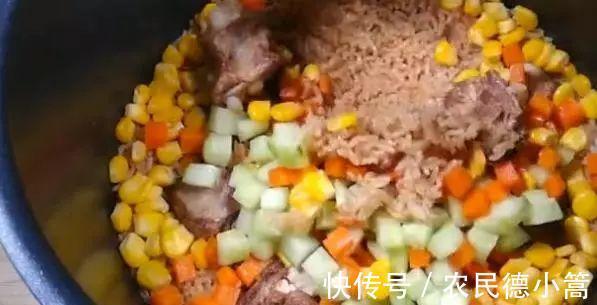 玉米粒|电饭锅排骨焖饭，做法简单，排骨软烂鲜香，看一遍就学会