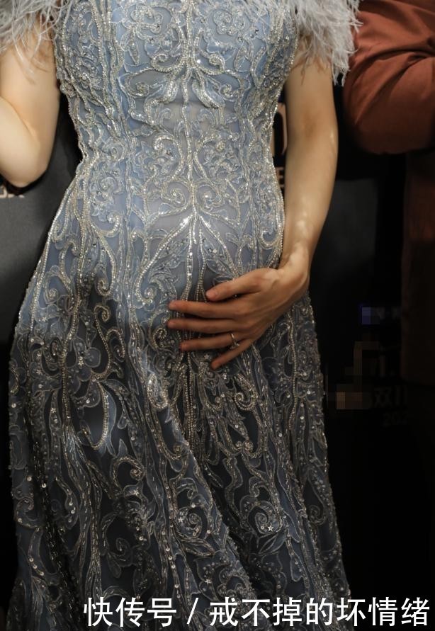 礼服|组图:吉娜挺孕肚穿礼服明艳动人 爆料郎朗弹琴时宝宝会胎动