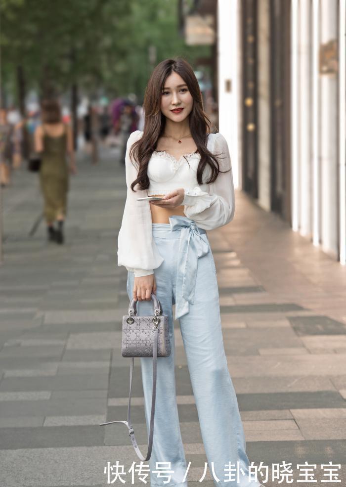 选择了一|浅蓝色冰丝阔腿裤,腰间的蝴蝶结设计,别致出彩