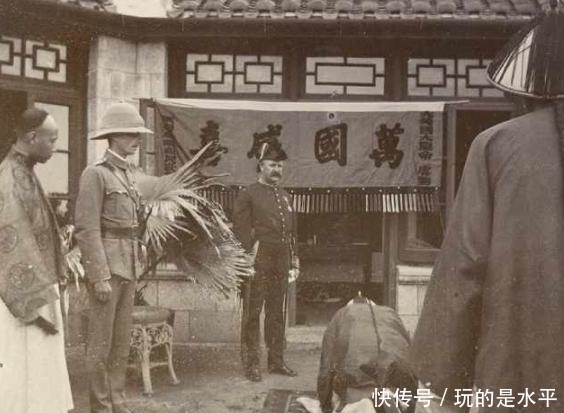 老照片|清朝真实老照片：闲站的清朝妇女，图二官员向洋人行跪拜礼