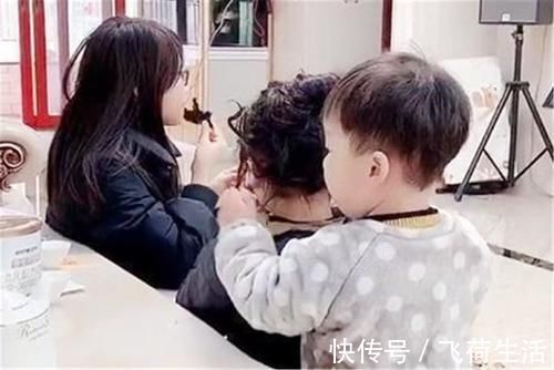 哥哥|弟弟打扰哥哥写作业，结果被哥哥硬生生拖出房门，网友：太真实了