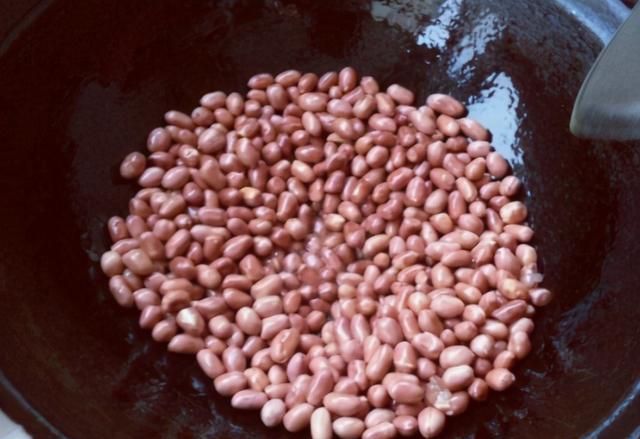 花生|炒花生米时,牢记“1泡2晾3滴酒”,花生香脆不糊,不返潮