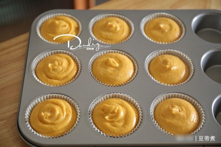 自己家种的老南瓜,做成蛋糕没想到这么香,孩子连吃了三个还想要