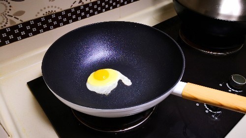 冲洗|原来不粘锅也要开锅和养护，很多人不懂，怪不得越用越粘还掉涂层