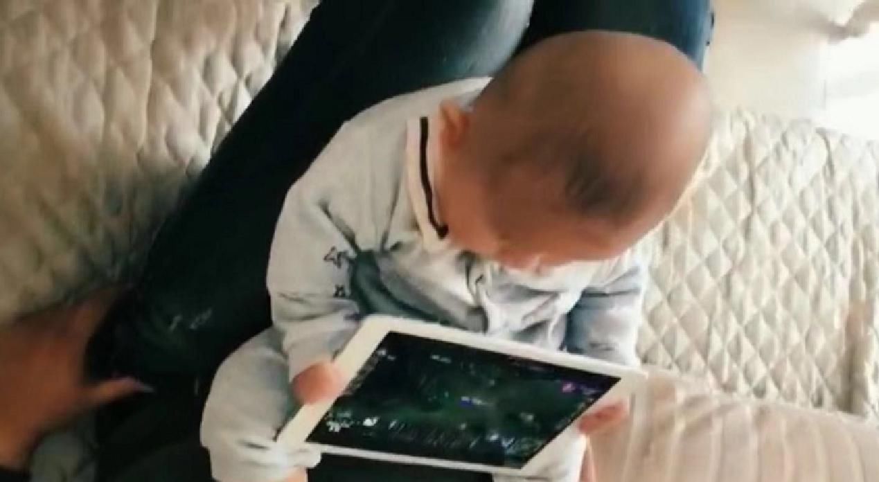 话费|“享受奶爸”带娃走红,把宝宝当成了手机支架,网友:话费送的