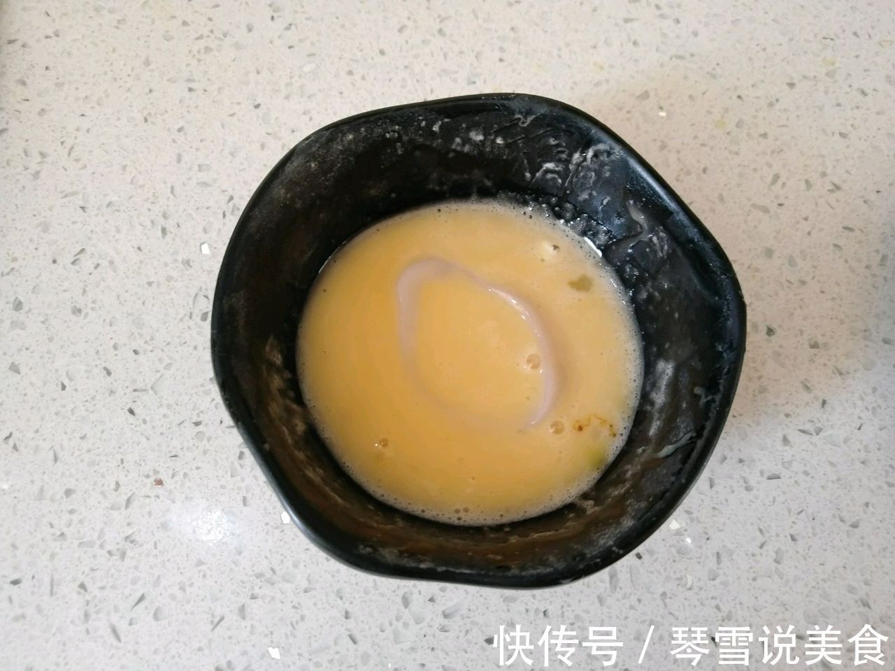 家庭版鱿鱼圈，做法简单，外酥里嫩，鲜香可口，大人孩子都爱吃！