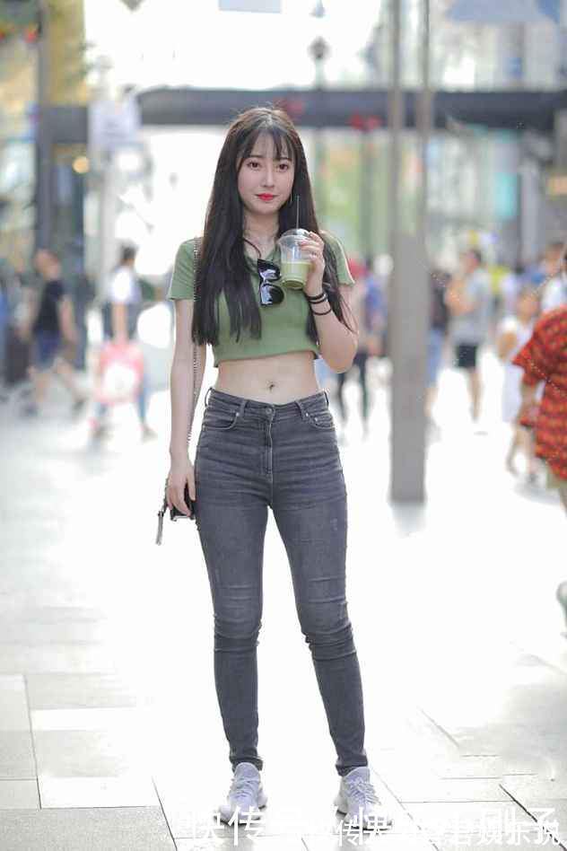 短袖|辣妈穿露脐短袖搭配牛仔裤，配置的不一样，彰显时髦特征