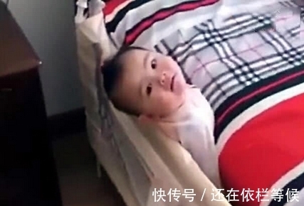 宝宝|宝宝被床围卡住了,但是妈妈只顾着拍照,宝宝心有余而力不足