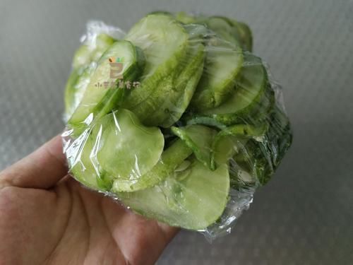 黄瓜|夏天，黄瓜5毛1斤，买10斤冷冻保存，冬天炒肉特香，比吃大棚菜强