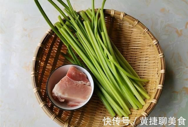芹菜|炒芹菜,芹菜别直接下锅炒,多做这一步,颜色翠绿入味,肉丝香嫩