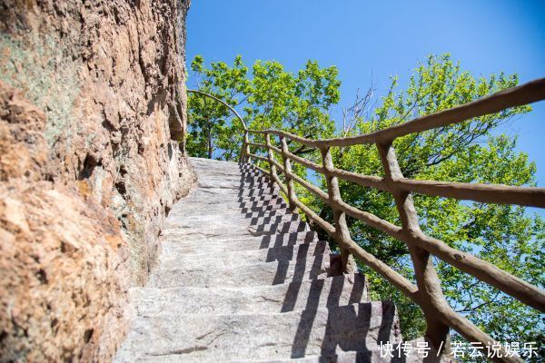 东北最陡峭的山峰，接近90°的阶梯，比肩华山之险