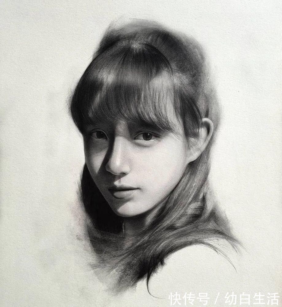 手绘$总被怼素描画得像头盔,瞧她用自动铅笔画,笔笔都是功力,厉害了!