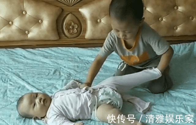 二胎|全网最牛二胎换尿布穿衣服,4岁哥哥照顾婴儿妹妹比妈妈都熟练