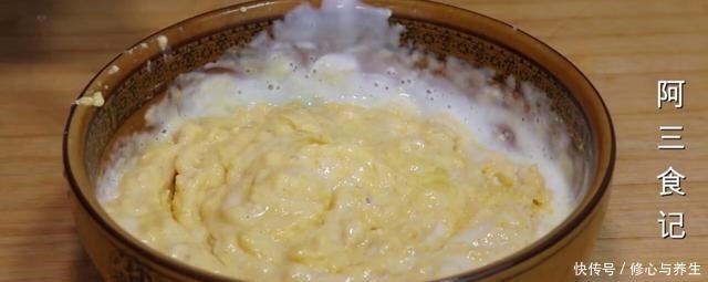 开水|玉米面里加1袋酸奶，开水一烫，这样做百吃不厌，真是太香了！
