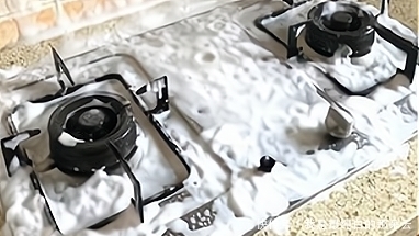 新年大扫除,厨房油渍又黑又黏?别担心,学会这些小妙招轻松搞定