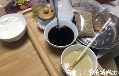 一斤面，一斤水，一碗芝麻，不用烤箱，不揉面，大人小孩都爱吃