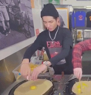 |搞笑GIF趣图:妹子get到一个好技能,不用美颜也能拍出美照