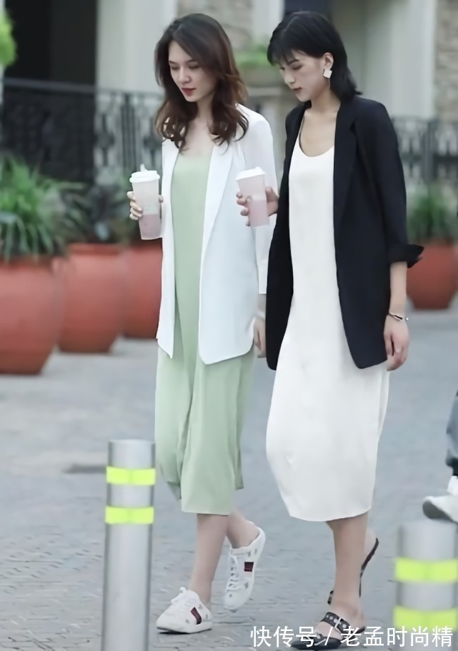 闺蜜|街拍:超默契闺蜜同穿闺蜜装,连走路步调都一样,她却因鞋子意外抢镜