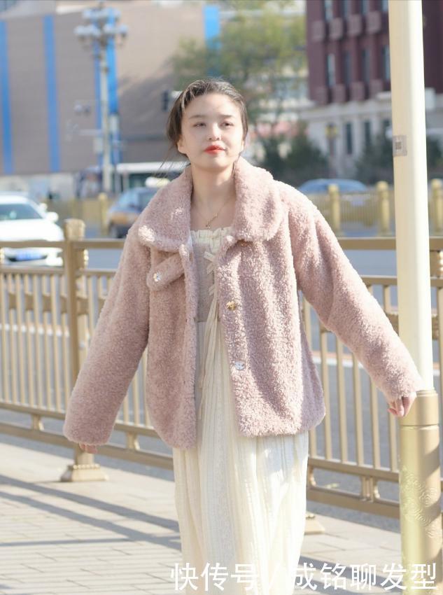 羽绒服|别总穿羽绒服,今冬最火的流行单品还是羊羔毛,时尚保暖又百搭