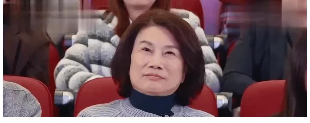 难道只有我一个人觉得董明珠的秘书长得像咬桌子的徐英子吗？