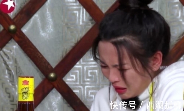 杨超越崩溃大哭后，杨紫也失控落泪，下意识躲避擦拭，被镜头怼拍