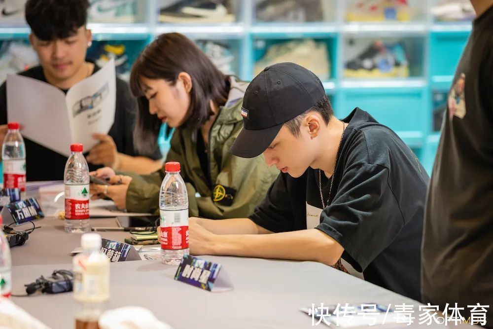 落地窗前 家人们,我奔现了!得物新店下一站,是你的城市吗?