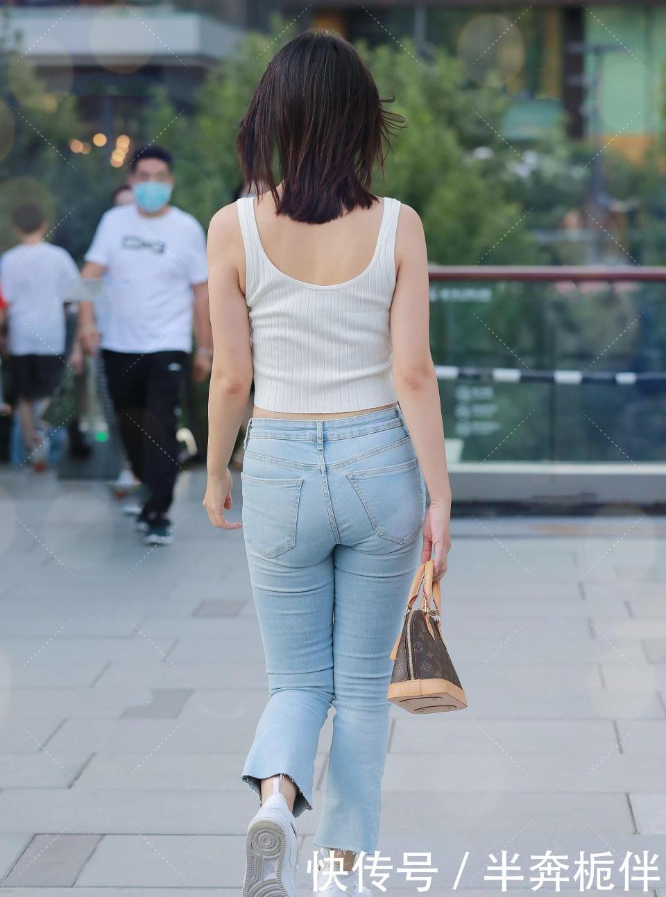 白色牛角纽扣小背心,详尽怪异,合乎本身气质