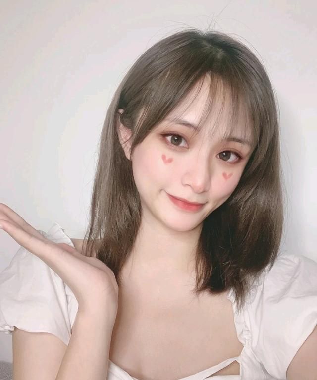 别再染黑茶色了,今年流行“奶茶发色”,让你发质变好提升气色!