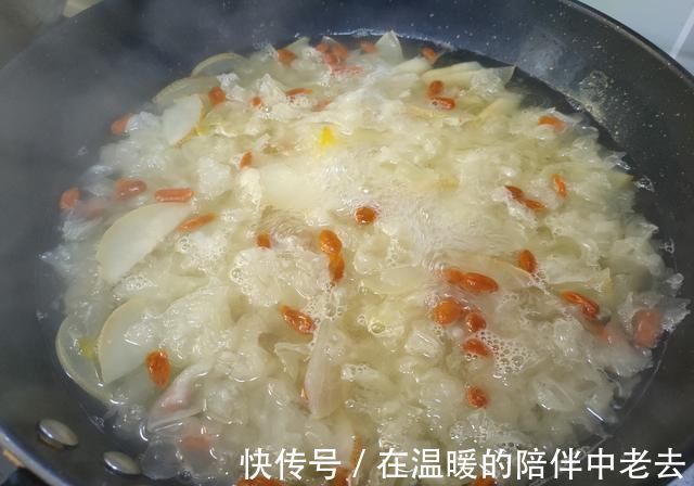 热水|煮银耳汤,凉水下锅还是热水下锅不少人搞错了,难怪银耳不出胶
