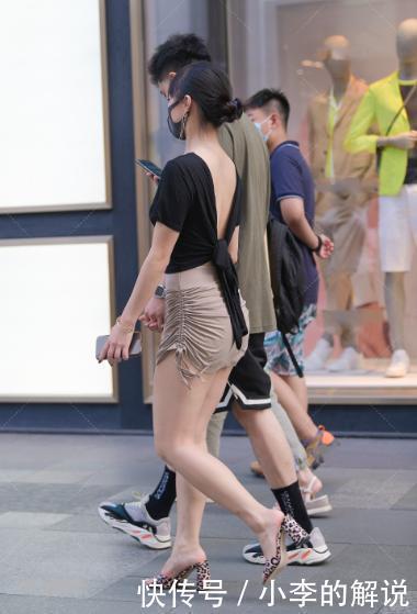 黑色修身t恤搭配卡其色皱纹短裙,个性十足,简单狂野