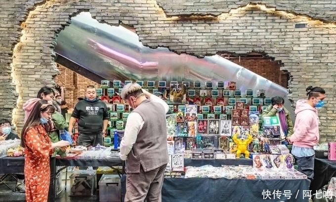 二十多年的“鬼市”搬进王府井,这儿有烟火气十足的老北京夜生活!