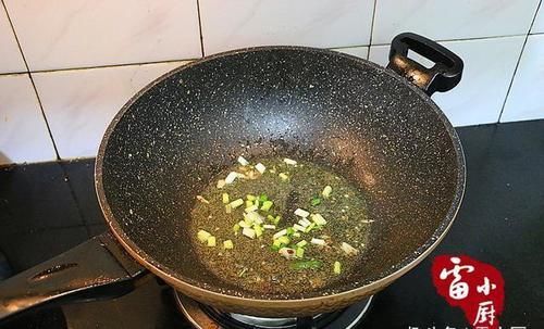 这个菜一斤不到两块钱，一个能炒一大盘，能清理血管，很适合老人