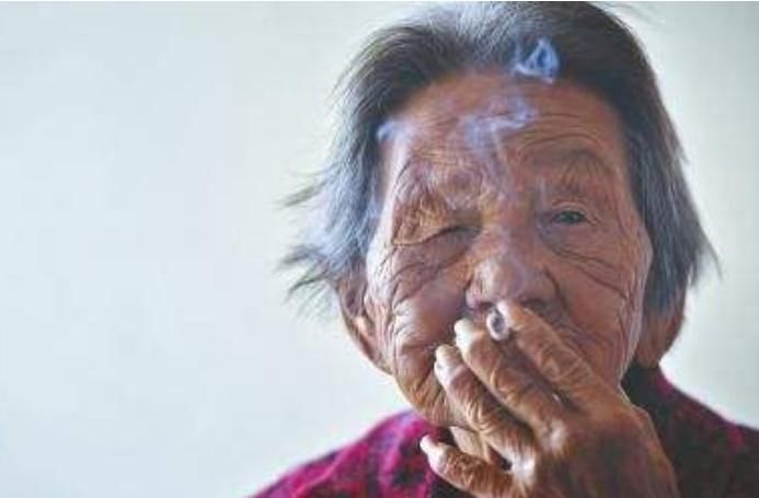 血液循环|113岁老人抽烟又喝酒,她说长寿并不难,每晚做1件“事”很有