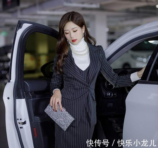 条纹 西装外套搭配马甲裙,身处职场的你一定不要错过这时尚干练的搭配
