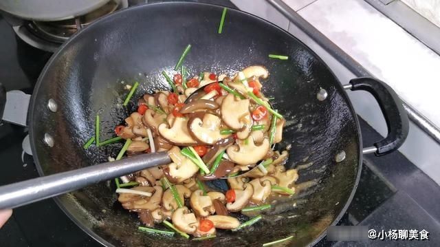 香菇最好吃的做法,只需简单两步,比吃大鱼大肉都香,收藏了