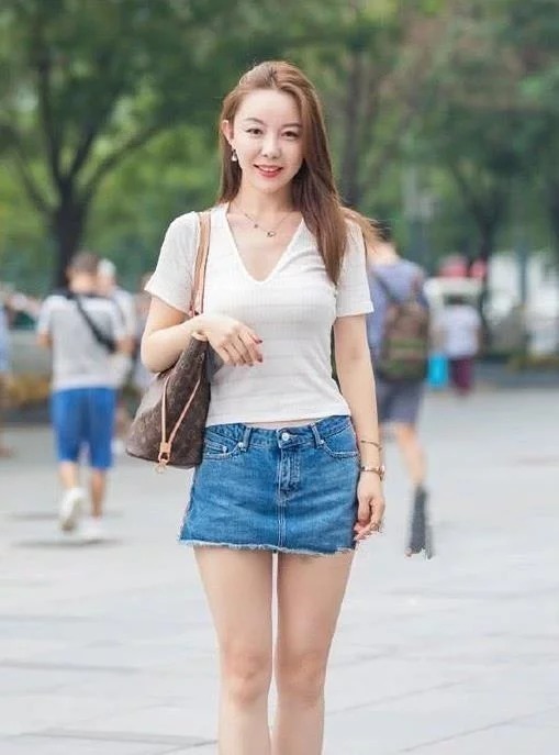 街拍:美女身材好,曲线优美,吸睛效果十分明显