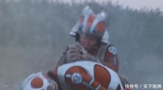 雷欧其实打过赛文3次，一次拿鞭子抽，一次用枪将他打倒在地！