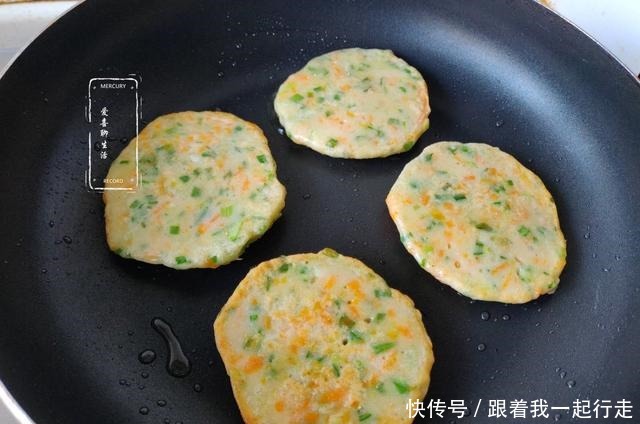 这两种食材,一个补钙一个护眼,搭配一起做成小饼,满屋飘香诱人