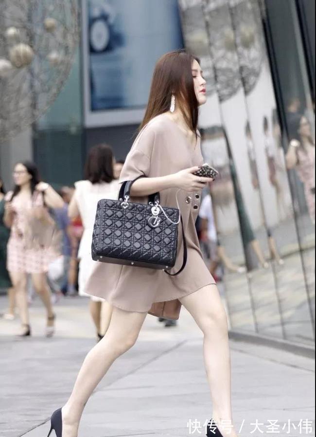 修身短裙|美女街拍:魅力女神身穿修身短裙,身段迷人肌肤胜雪,让人眼前一亮!